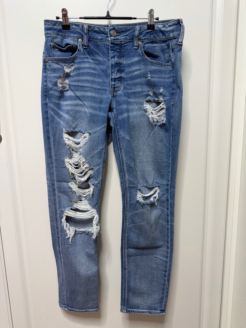 American Eagle Tom Girl size 10 regular distressed ankle jeans